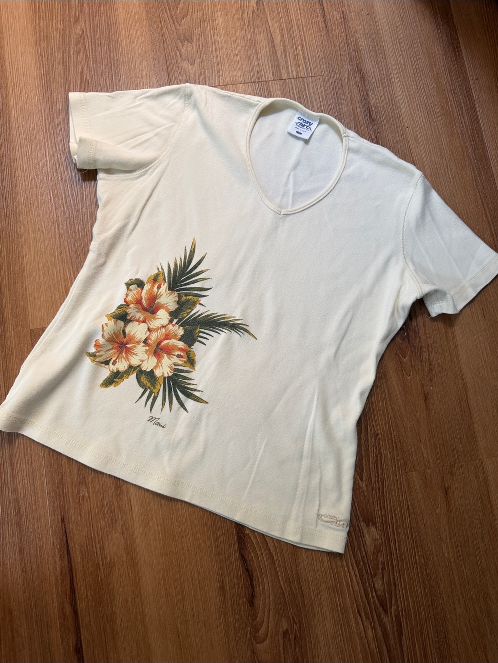 Crazy Shirt Hawaii Cream Short-Sleeve V-Neck Top with Tropical Floral Print Maui